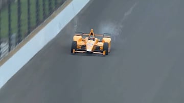 Fernando Alonso at the Indy 500 hits two birds at 350 km/h