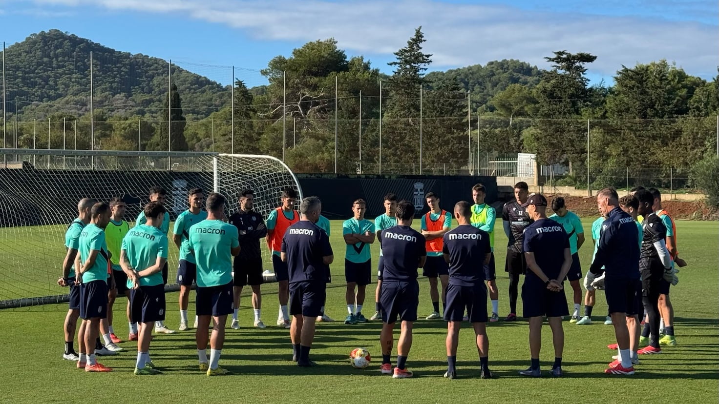 컵에는 역사와 책임이 언급되어 있습니다. 컵에는 역사와 책임이 언급되어 있습니다.