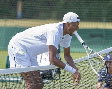 Christopher Eubanks, estadounidense de 26 años y 161º del mundo, jugó contra el chileno Barrios Vera (24
y 131º) en la primera ronda de la previa de Wimbledon, que se disputó en el Bank of England Sports Ground de Roehampton. En un momento del partido, que fue igualado, Eubanks cogió la empuñadura de su raqueta con los dientes. 