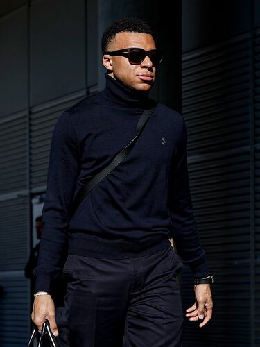 Kylian Mbappé en la salida hacia Manchester. 