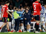 Los jugadores de la Real Sociedad celebran la victoria con el guardameta Unai Marrero al finalizar el encuentro correspondiente a los octavos de final de la Copa del Rey que disputaron Real Sociedad y Atlético Osasuna en el estadio de Anoeta. EFE/ Javier Etxezarreta.
