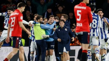 Los jugadores de la Real Sociedad celebran la victoria con el guardameta Unai Marrero al finalizar el encuentro correspondiente a los octavos de final de la Copa del Rey que disputaron Real Sociedad y Atlético Osasuna en el estadio de Anoeta. EFE/ Javier Etxezarreta.