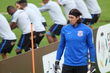 Corinthians entrenó en la tarde del martes en El Campín, bajo una permanente lluvia.  El equipo brasileño hizo trabajo defensivo en los cobros de pelota parada, previo al partido frente a Santa Fe del miércoles.