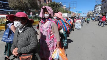 BOL01. EL ALTO (BOLIVIA), 25/05/2020.- Pasajeros esperan para abordar un minibus, este lunes en El Alto (Bolivia). La ciudad de El Alto, la segunda mayor del pa&iacute;s con cerca de un mill&oacute;n de habitantes, comenz&oacute; este lunes a recuperar el