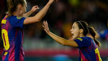 BARCELONA, 15/11/2025.-La centrocampista del Barcelona, Aitana Bonmati (d) celebra su gol ante el Real Madrid, el cuarto del equipo durante el partido de la jornada 11 de la Liga F entre el Barcelona F y el Real Madrid F, este sábado en el Estadi Olímpic Lluís Companys en Barcelona.-EFE/ Alejandro García