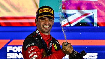 Carlos Sainz celebra su victoria en el podio de Singapur.