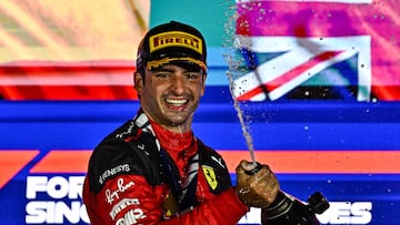 Carlos Sainz celebra su victoria en el podio de Singapur.