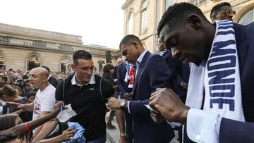 Dembele firmando autógrafos.