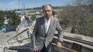 Hussain posa junto a la Ciudad Deportiva del Espanyol para As. Él se encarga de coordinar la apuesta del país asiático.