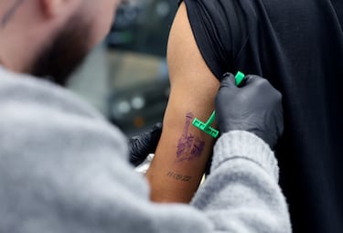 Preparación del nuevo tatuaje del tenista español en el estudio Ganga Tattoo de El Palmar, Murcia.