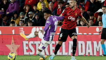 PALMA DE MALLORCA, 07/01/2023. El centrocampista ecuatoriano del Valladolid, Gonzalo Plata (i), cae ante el defensa del Mallorca, José Copete, durante el encuentro correspondiente a la jornada 16 de primera división que disputan hoy sábado en el estadio de Son Moix, en Palma de Mallorca. EFE / Cati Cladera.