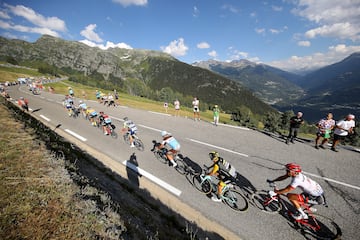 Gino Bartali (1952), Charly Gaul (1957 y 1959), Vito Taccone (1963), Rafael Acevedo (1985), Mariano Piccoli (1996), Laurent Roux (1996) y Sandy Casar (2006) son los ciclistas que han coronado la cima en cabeza cuando el Giro ha pasado por all赤 destacando en especial la actuaci車n de Gaul en 1959, cuando logr車 imponerse a Jacques Anquetil para ganar el Giro ese a?o.