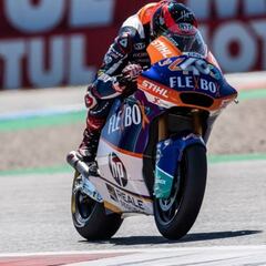 Baldassarri tira a Márquez a falta de dos vueltas y gana Fernández