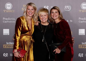 Ada Hegerberg, del Olympique de Lyon y Andrine Hegerberg, del PSG con su madre. 