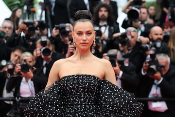 Irina Shayk posa en la alfombra roja durante el desfile inaugural del primer día de la 78ª edición del festival de cine de Cannes.