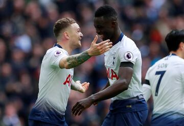 Tottenham gana 3-1 en casa con gol de Sánchez. Este es el noveno gol como profesional del colombiano.