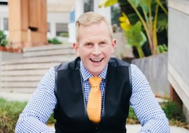 Clay Cockrell, terapeuta de los ricos: “La felicidad no te vendrá desde la cuenta bancaria, simplemente no va a venir”