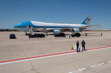 El presidente de los Estados Unidos ha aterrizado en la base aérea de Torrejón de Ardoz para acudir a la cumbre de la OTAN. Biden ha llegado a España en su avión Air Force One, blindado incluso ante una explosión nuclear y capaz de repostar desde el aire. El presidente estadounidense ha sido recibido por el rey Felipe VI al bajar del avión.