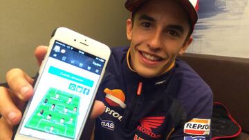 Márquez enseñando su equipo del Comunio.