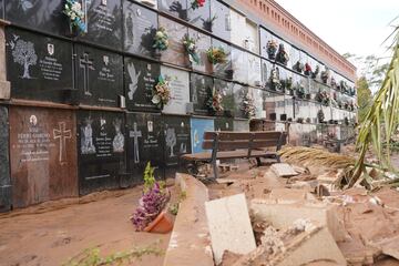 Lápidas rotas y escombros en el interior de un cementerio dañado por las inundaciones en las afueras de Valencia