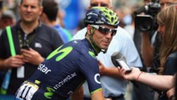 Alejandro Valverde entrevistado en l&iacute;nea de meta en el presente Tour de Francia.