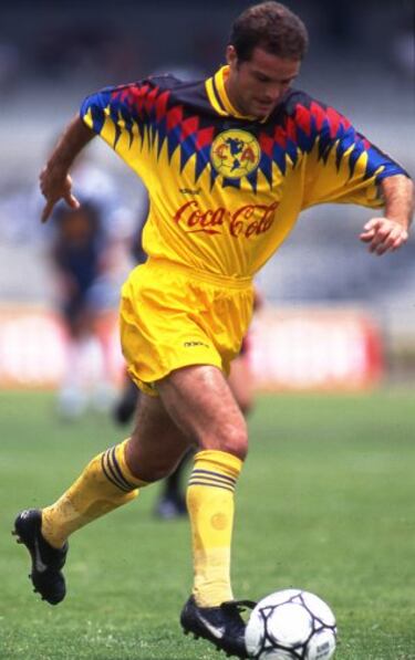 Surgido en la cantera de Pumas e ídolo de la institución; tras abandonar la entidad auriazul jugó en el Atlético y la Real Sociedad en España. Su retorno a México se dio en América, donde anotó 39 goles en 78 partidos. Luego de jugar en Atlante, recaló en Chivas y perdió una final ante Necaxa; anotó 20 en Chivas, pero no dejó marca en el Clásico Nacional.