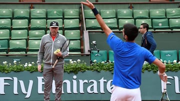 Boris Becker observa a Novak Djokovic durante un entrenamiento en Roland Garros 2016.