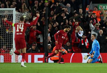 2-0. Thibaut Courtois, de rodillas y con los brazos extendidos, tras el tanto que anota Mohamed Salah en el minuto 14.