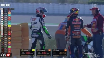 Los pilotos en las dos ultimas vueltas y tras intentar una mejor vuelta, sufren una caída que desencadeno una pelea.