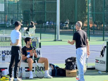 El tenista español sigue su preparación para el Open de Australia y esta vez lo ha hecho en su tierra junto a Pedro Martínez. La sesión, abierta al público, congregó a numerosos aficionados que no quisieron perderse la oportunidad de ver en acción a su ídolo en plena pretemporada.
