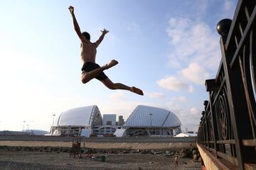 Al lado del estadio de Sochi, en la playa pública, así se divierte este aficionado.