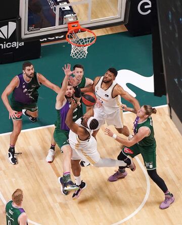 Yabusele y Tavares, interiores del Real Madrid, rodeados por la defensa del Unicaja.
