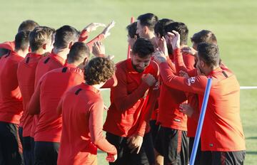 Bromas y buen ambiente en el entrenamiento del Atleti