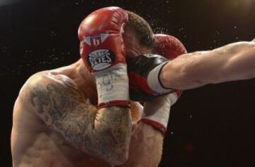 Sergio "Maravilla" Martínez golpea la cara de su contrincante Martin Murray de Gran Bretaña durante el combate que se realiza por el título mundial de peso mediano de la WBC.