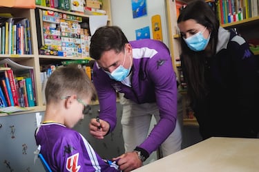 Las camisetas del Pucela convertidas en batas de hospital