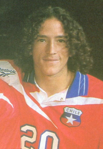 El zurdo se transformó en una obsesión para Colo Colo tras la partida de Sierra a Tigres en 1999. Pese al interés de los otros grandes, llegó a Macul.