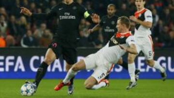 Ibrahimovic lucha por el balón.