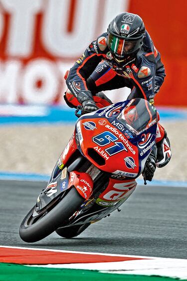 A modo de tabla de surf sobre la Boscoscuro del JMotor-Frinsa-MSI, Eric Fernández sortea una de las dificultades del GP de los Países Bajos en el circuito de Assen. El piloto  español acabó la jornada de los entrenamientos libres en la posición 27ª.