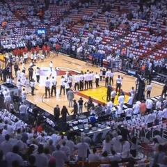 Enfado con Wade por calentar durante el himno de Canadá