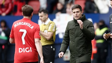 Lisci habla con Moncayola durante un partido.