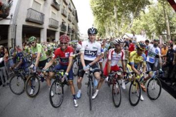 El peloton antes de la salida de la octava etapa de La Vuelta Ciclista a España 2014, que ha partido hoy de Baeza y terminará en Albacete capital, con una distancia de 207,4 kms.