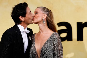 Adrien Brody y Georgina Chapman se besan durante una sesión fotográfica para la llegada de los invitados a la Gala amfAR.