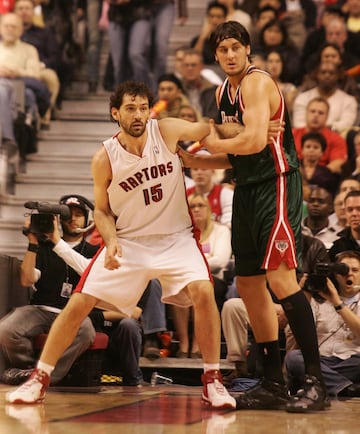 Jorge Garbajosa against Andrew Bogut in the NBA
