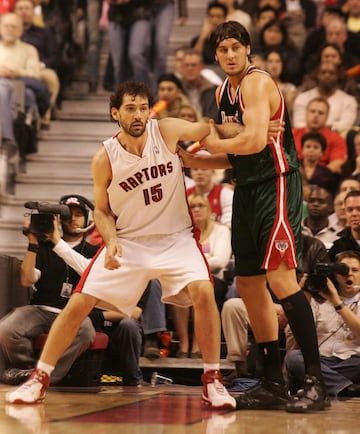 Jorge Garbajosa ante Andrew Bogut en la NBA