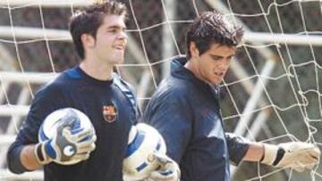<b>¿CLÓNICOS? </b>Rubén Martínez y Víctor Valdés, en un entrenamiento del Barcelona.