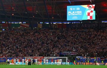 Los jugadores de la selección de Croacia saludan a sus aficionados en uno de los fondos del Leipzig Stadium mientras en el videomarcador aparece el MVP del partido, Luka Modric.