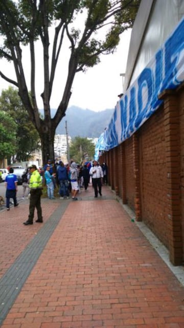 Grupo de hinchas protesta en la asamblea de Millonarios