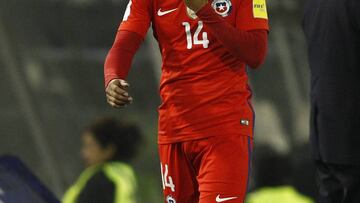 Futbol, Chile vs Bolivia
Eliminatorias mundial Rusia 2018.
El jugador de Chile, Matias Fernandez,, derecha, abandona la cancha lesionado durante el partido contra Bolivia clasificatorio al mundial de Rusia 2018 en el estadio Monumnetal.
Santiago, Chile.
06/09/2016
Marcelo Hernandez/Photosport**********
Football, Chile vs Bolivia.
Russia 2018 World Cup qualifiying.
Chile's player, Matias Fernandez , right, leaving the pitch injured during football match against Bolivia for Russia 2018 World Cup qualifiying at Monumnetal stadium in Santiago, Chile.
06/09/2016
Marcelo Hernandez/Photosport