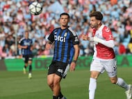 VIGO (PONTEVEDRA), 12/04/2026.- El jugador del Celta Javier Rueda y el jugador del Oviedo Thiago Fernández, durante el partido de la jornada 31 de la LaLiga EA Sports de fútbol que Celta de Vigo y Real Oviedo disputan este domingo en el estadio de Balaídos. EFE/ Salvador Sas