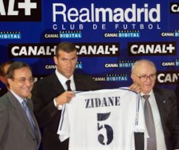 Zinedine Zidane es presentado como jugador de Real Madrid en 2001. 